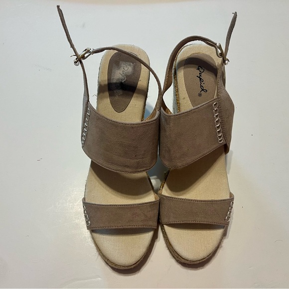 Qupid Wedge Taupe Suede Sandal Size:9 Shoe - Picture 2 of 5
